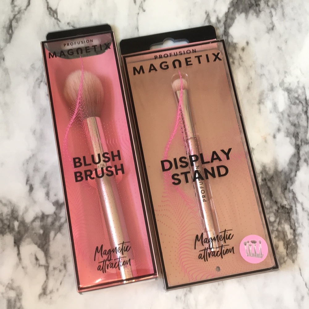 FREE 🔥 Gold Magnetic brush stand